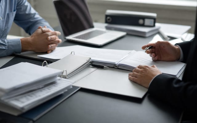 Due Diligence und Verbindlichkeiten beim Verkauf einer verschuldeten GmbH